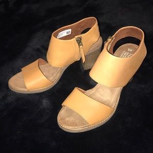 🥮 TOMS Tan Block Heels 🥮